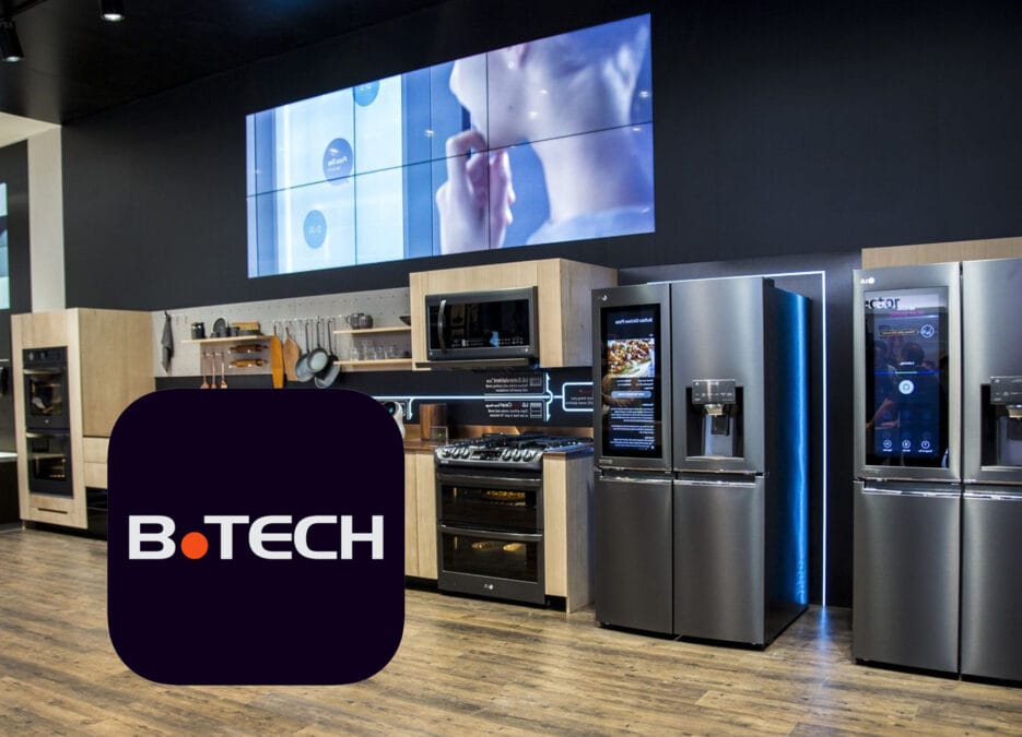 تحمل الصورة شعار بيالمنزلية B.Tech لبيع الاجهزة الكهربائية والاجهزة المنزيلة والهواتف بالتقسيط، وبعض الاجهزة المنزلية داخل فروع بي تك