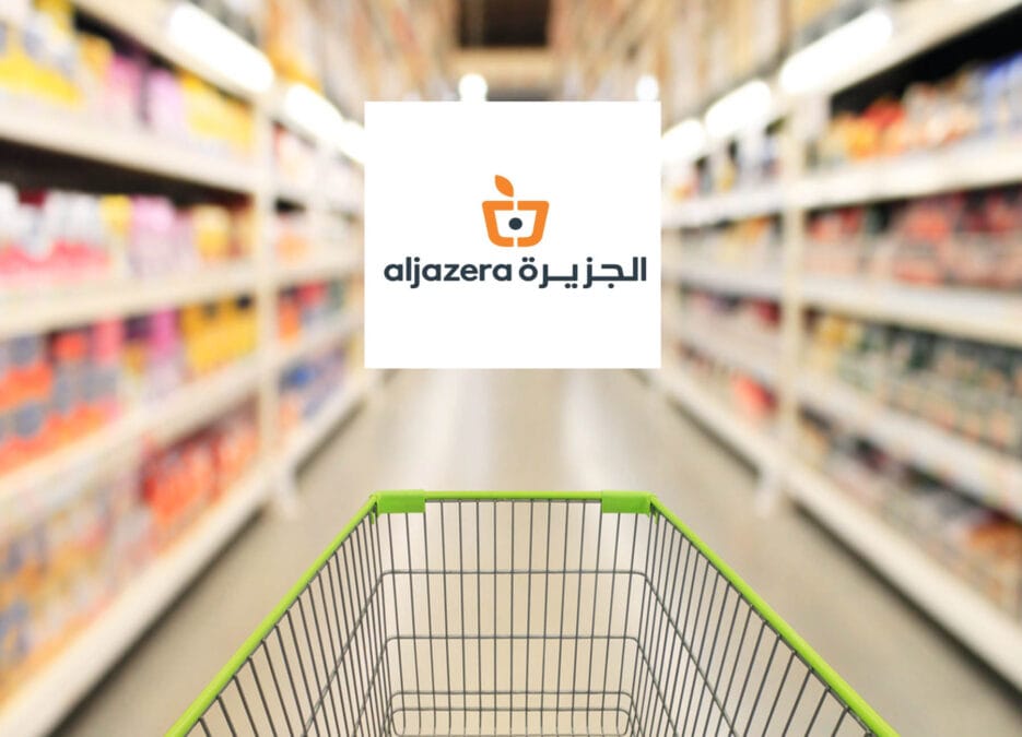 الصورة تضم شعار أسواق الجزيرة وعربة تسوق داخل سوبر ماركت وتعرف على أماكن فروع أسواق الجزيرة في السعودية في الرياض لمعرفة أقرب فرع أسواق الجزيرة من موقعي ورقم خدمة العملاء ورقم الهاتف ومواعيد العمل Al-jazera Markets Saudi Branches
