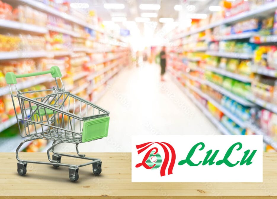 الصورة تضم سيدة تحمل عربة تسوق داخل هايبر ماركت وتعرف على أماكن فروع نستو في السعودية حسب كل مدينة لمعرفة اقرب فرع نستو من موقعي ورقم هاتف خدمة العملاء ومواعيد العمل داخل هذه الفروع. 