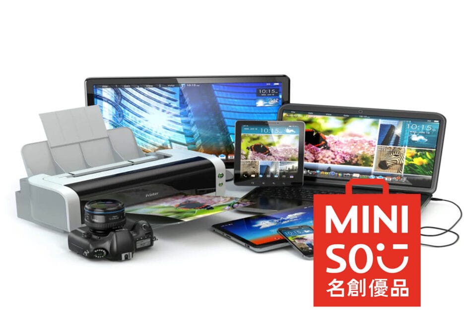 تحتوي الصورة على طابعة ولاب توب وهاتف ذكي وكاميرا وتعرف على أماكن فروع MINISO في مصر، واسعار منتجات miniso وأماكن الفروع لمعرفة اقرب ميني سو من موقعي، وفروع ميني سو اسكندرية، والتجمع الخامس والقاهرة وكايرو فيستيفال