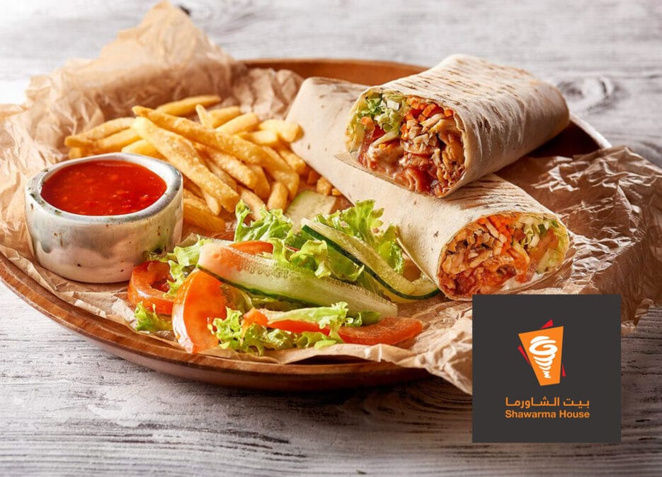 سندويتش شاورما لذيذ مع البطاطس المقلية، وفرع بيت الشاورما في السعودية وأرقام الهاتف ومواعيد العمل ورقم دليفيري بيت الشاورما بالسعودية والمنيو