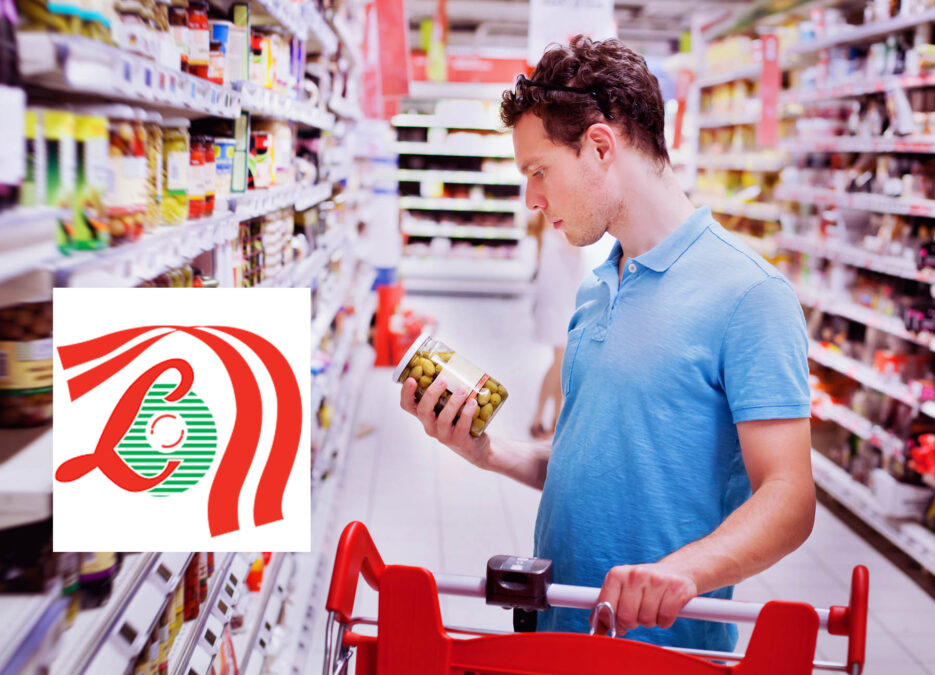 صورة رجل مع عربة التسوق داخل السوبر ماركت وتعرف على فروع لولو هايبر ماركت في قطر، حسب كل مدينة في الدوحة والوكرة والريان لمعرفة اقرب فرع لولو ماركت من موقعي ورقم هاتف خدمة العملاء ومواعيد العمل