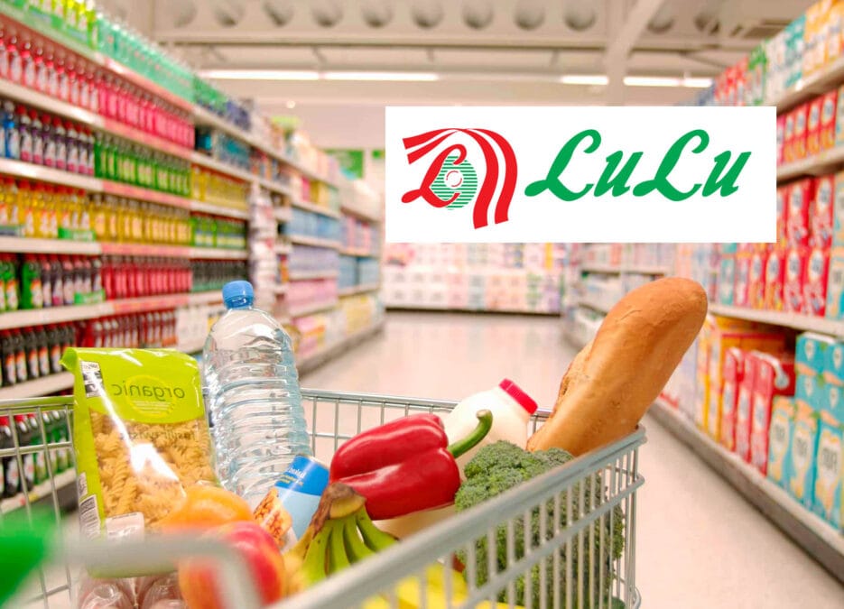 الصورة تضم عربة تسوق تحتوي على الخبر وبعض الخضروات والفاكهة وتعرف على عناوين فروع لولو هايبر ماركت في الإمارات في الشارقة ودبي وأبوظبي لمعرفة اقرب فرع لولو ماركت من موقعي ومواعيد العمل ورقم هاتف خدمة العملاء 