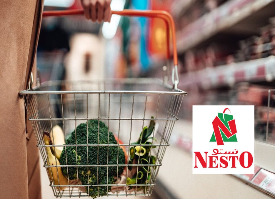 الصورة تحتوي على يد سيدة تمسك بسلة تسوق داخل الهايبر ماركت، وتعرف على أماكن فروع نستو هايبر ماركت في الكويت في الأحمدي وحولي والفروانية لمعرفة اقرب فرع نستو ماركت من موقعي ورقم هاتف خدمة العملاء ومواعيد العمل