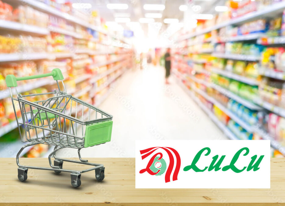 الصورة تضم الشعار الخاص بنستو ماركت، إضافة إلى التسوق داخل الهايبر ماركت وتعرف على عناوين فروع نستو هايبر ماركت في عمان في السيب ومسقط وصلالة وصحار معرفة اقرب فرع نستو ماركت من موقعي ورقم هاتف خدمة العملاء ومواعيد العمل