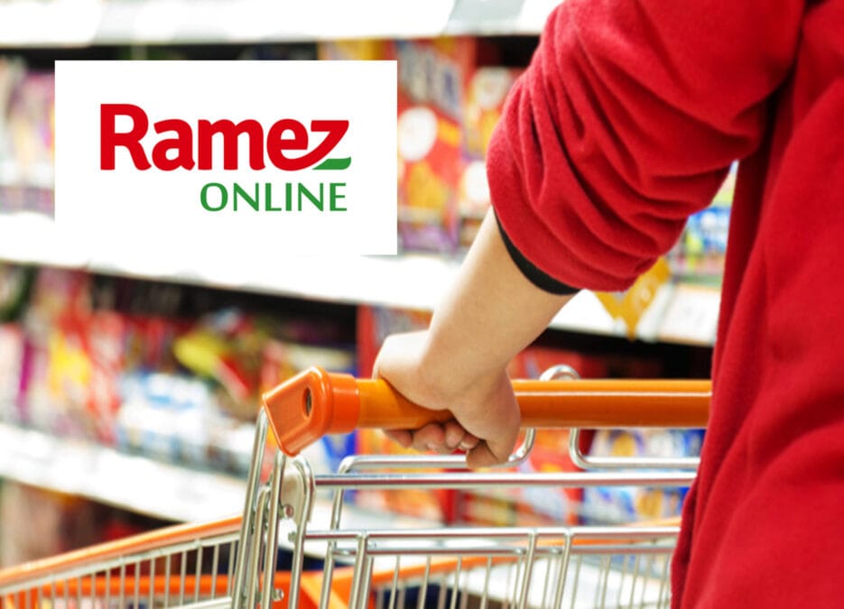 الصورة تحتوي على عربة تسوق تضم بعض المواد الغذائية وتعرف على فروع أسواق رامز في الإمارات في أبو ظبي وعجمان وراس الخيمة والشارقة باللوكيشن لمعرفة اقرب فرع أسواق رامز من موقعي ورقم هاتف خدمة العملاء