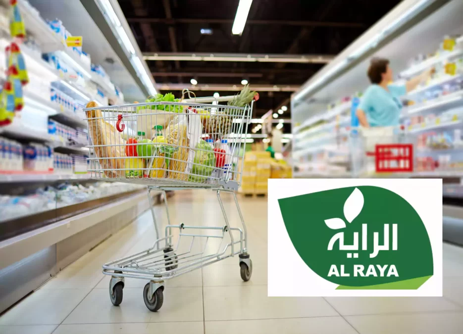 الصورة تضم عربة تسوق تحتوى على بعض السلع الغذائية وشعار الراية ماركت وتعرف على أماكن فروع أسواق الراية في السعودية في أبها والطائف والمدينة ومكمة وخميس مشيط ونجرام وحدة وتبوم وينبع ورقم هاتف خدمة العملاء ومواعيد العمل داخل الفروع